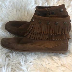 Women's Minnetonka moccasins size 9.5. Barely worn